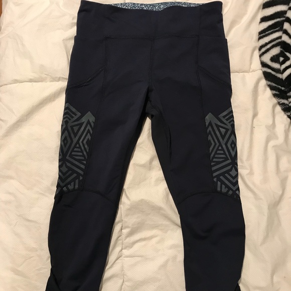 Lululemon Stash It Crop — Size 4 - Picture 4 of 7